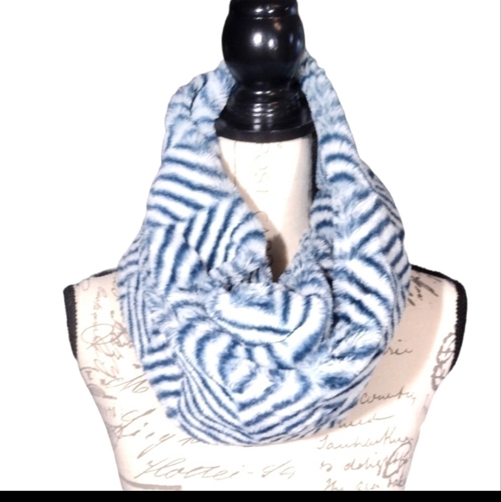 LIB faux Fur Infinity Scarf NWOT